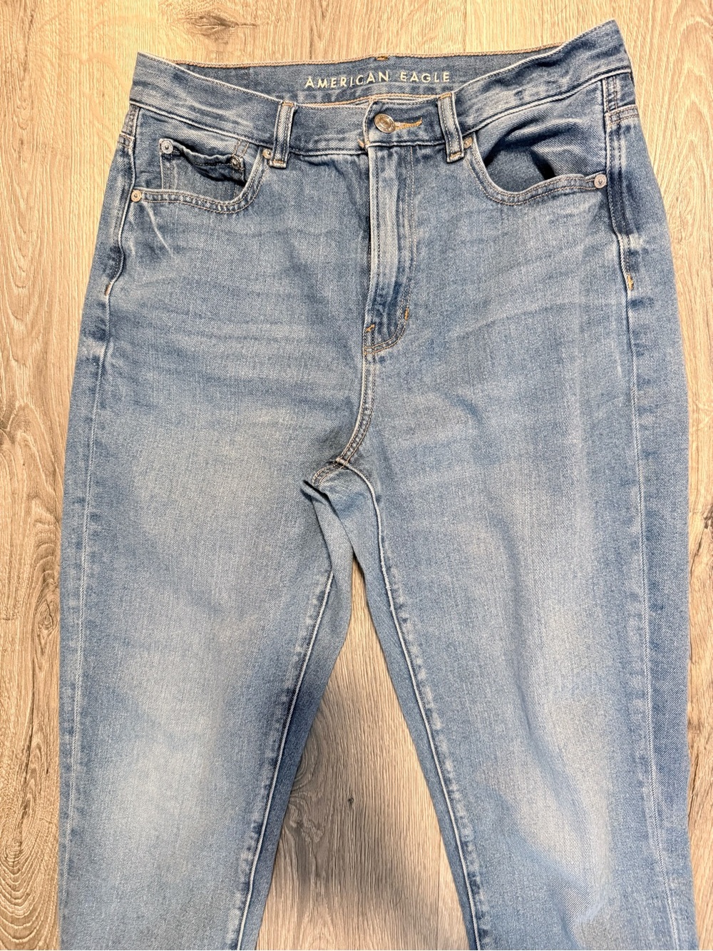American Eagle Outfitters Light Wash High-Rise Cropped Jeans - Picture 2 of 8